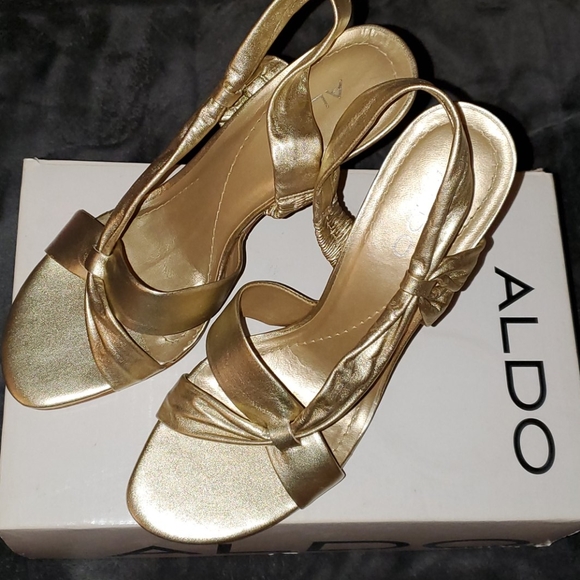 Gold heels - Picture 3 of 3